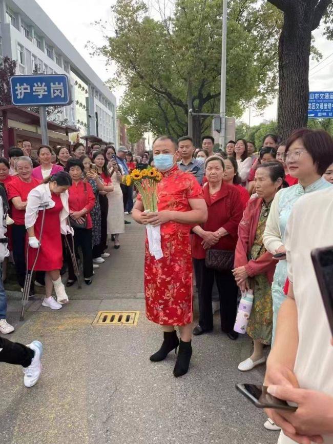 男孩出考场，穿旗袍的妈妈热舞，笑死在评论区